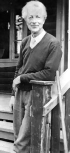 Eivind Groven utanfor heimen sin p� Ekeberg